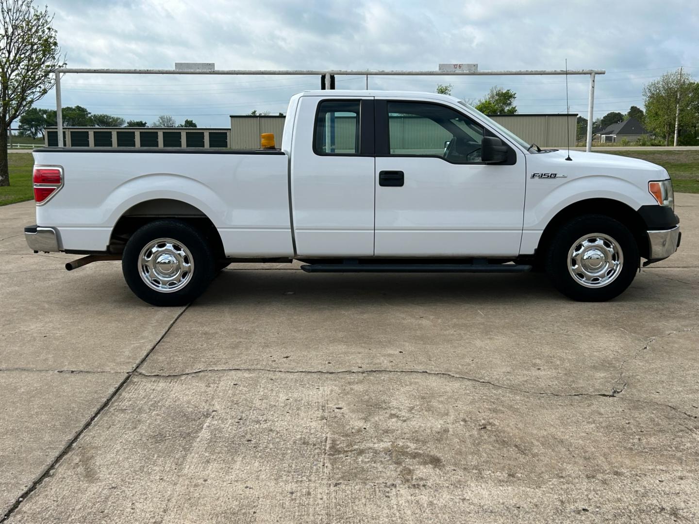 2014 White /Gray Ford F-150 XL SuperCab 6.5-ft. Bed 2WD (1FTEX1CM8EK) with an 3.7L V6 DOHC 24V engine, 6-Speed Automatic transmission, located at 17760 Hwy 62, Morris, OK, 74445, (918) 733-4887, 35.609104, -95.877060 - Photo#3